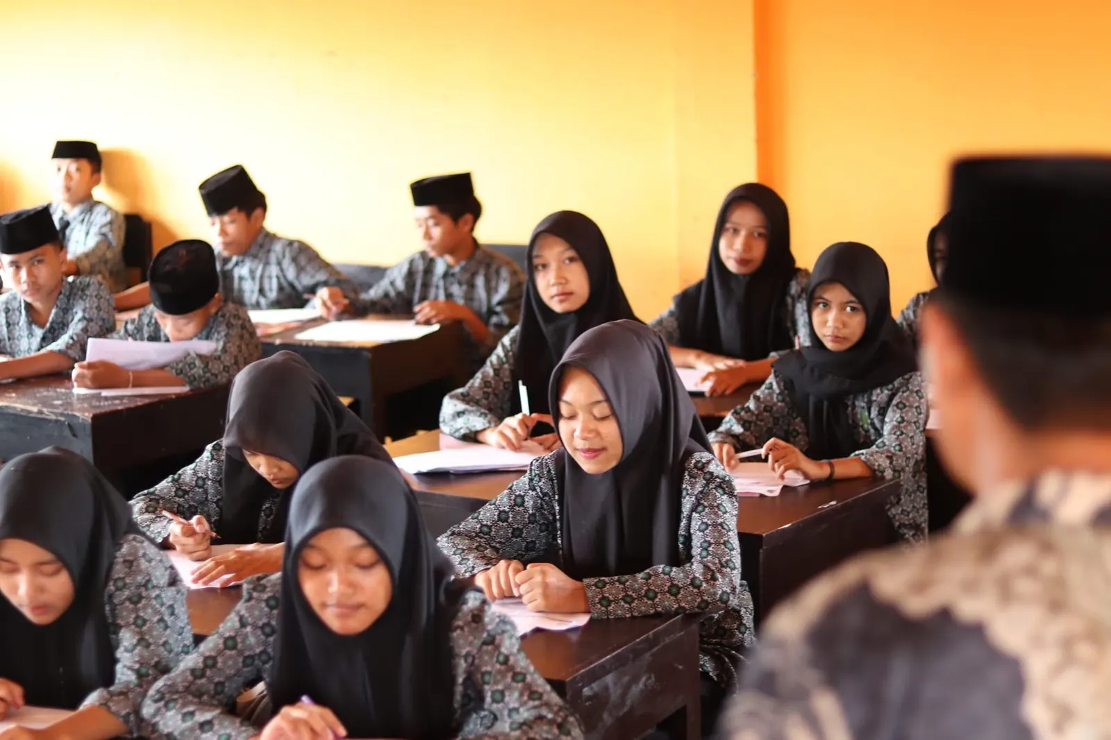Suasana belajar santri di ruang kelas