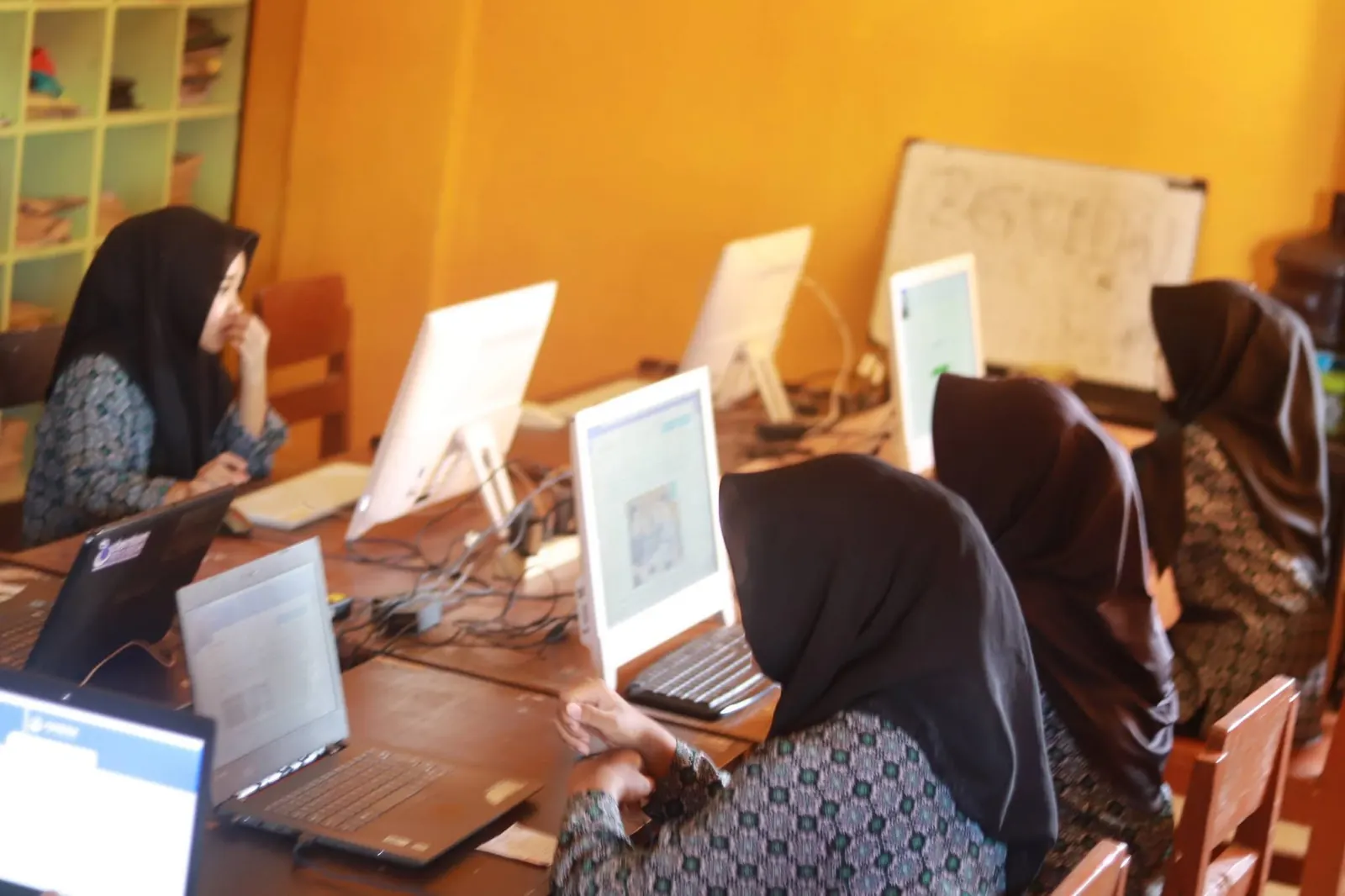 Aktivitas pembelajaran komputer di Sirajul Huda